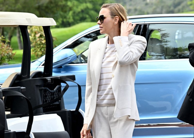 Ne pamtimo kad smo princezu Charlene vidjeli u tenisicama, ali sjajno joj pristaju
