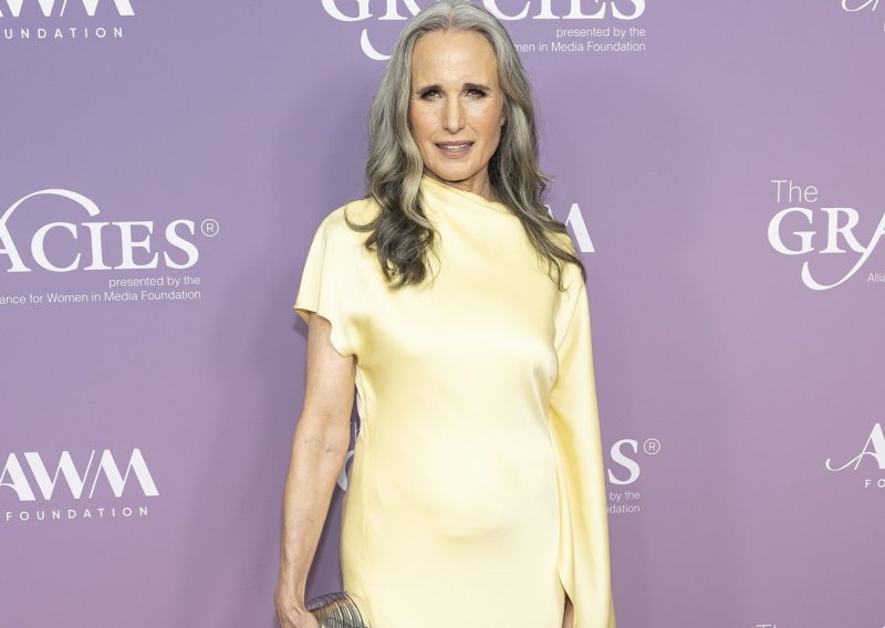 Ova trendi nijansa savršeno pristaje srebrnoj kosi, a dokaz je look Andie MacDowell