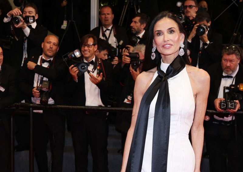 Demi Moore odustala od boja: U Cannesu pokazala kako izgleda bezvremenska elegancija