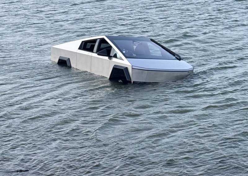 Bizarna nesreća u Teksasu: Ušao Cybertruckom u jezero kako bi testirao 'Wade Mode'