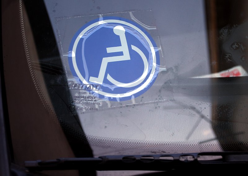 Nogometaš parkirao na mjesto za invalide s lažnom dozvolom pa završio na sudu