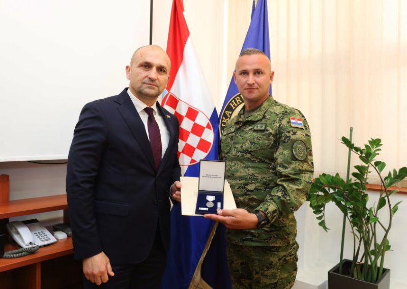Anušić uručio medalju razvodniku koji je spasio život mladog nogometaša