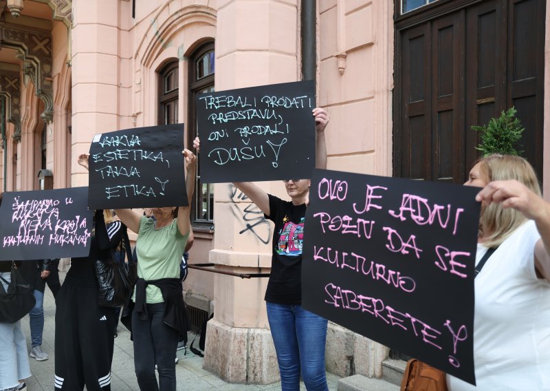 Prosvjed ispred osječkog HNK: Odluka o otkazima je 'potpuno besmislena'
