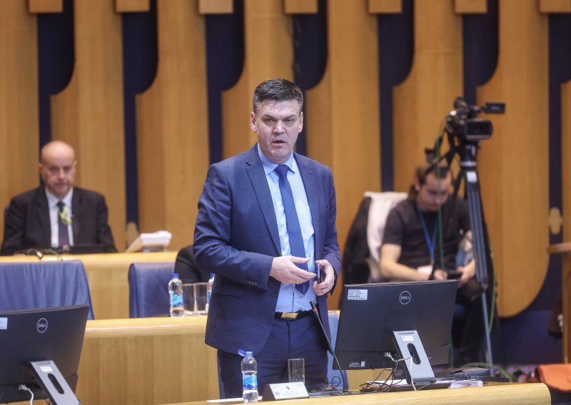 Cvitanović predao potpise potpore kandidaturi Zdenka Lučića za Predsjedništvo BiH