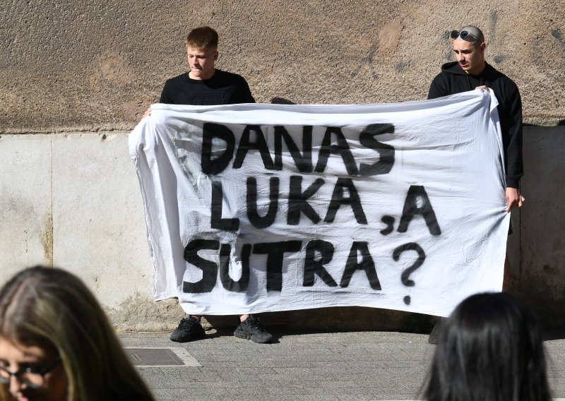 Šibenski maturanti prosvjedovali ispred suda: 'Sustav je znao, šutio i odugovlačio'