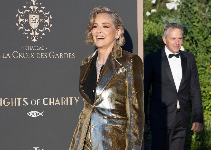 Nije mogla proći nezapaženo: Sharon Stone zabljesnula u zlatnom odijelu