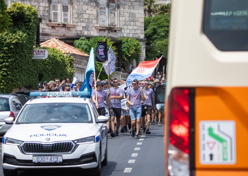 Maturanti u Dubrovniku završili u policiji: Jedan vrijeđao policajca, drugi bacio bengalku na motor