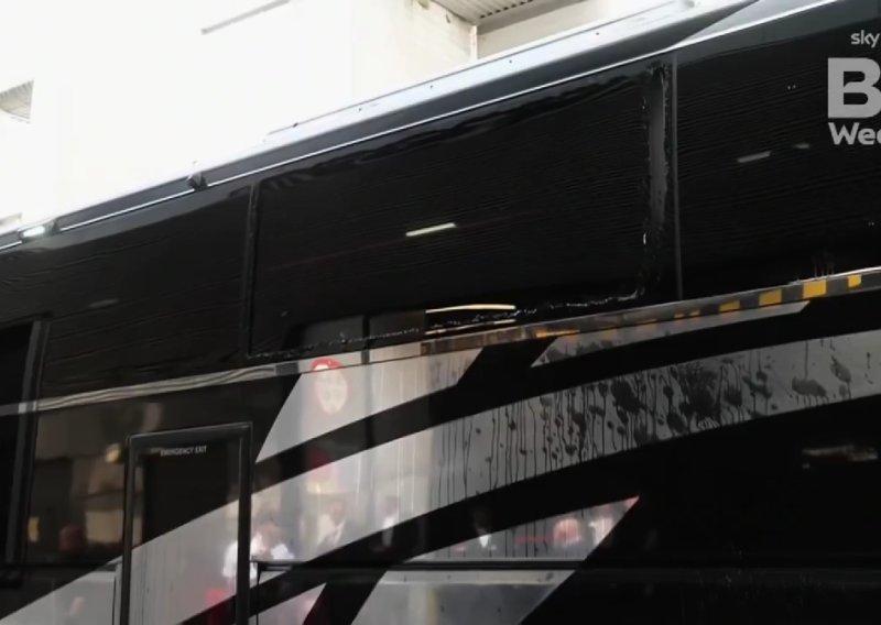 Kaos pred najskuplju utakmicu svijeta: Napadnut autobus Jakirovićeva Hulla na putu prema Wembleyju