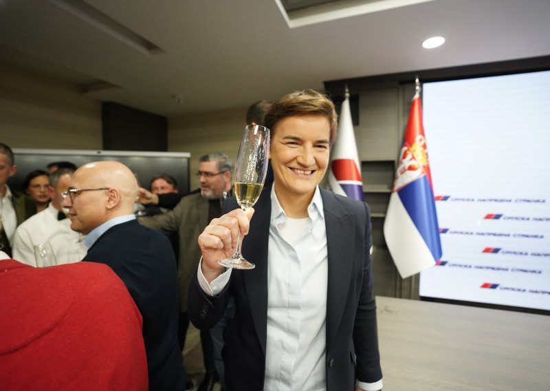 Dok Beograd gori, Ana Brnabić je dala jednu od najluđih izjava godine: 'Ljudi uživaju u prazniku demokracije'