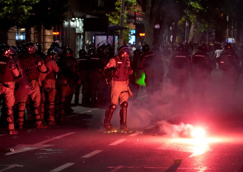 VIDEO U Beogradu sukob prosvjednika i policije: Više uhićenih, oglasili se Vučić i Dačić