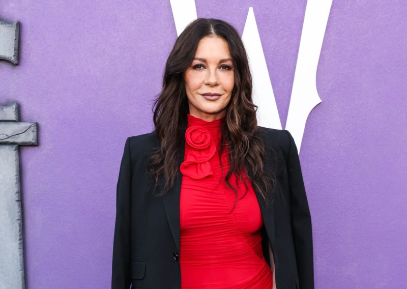 Catherine Zeta-Jones istaknula nevjerojatnu figuru u vatrenom izdanju