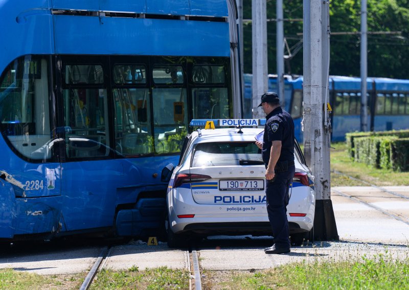 FOTO Kaos u Zagrebu: Sudarili se tramvaj i policijski auto