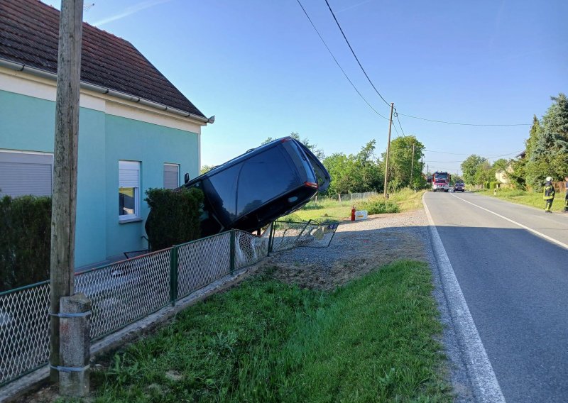 FOTO Nestvarna scena kod Garešnice: Autom završila između kuće i ograde