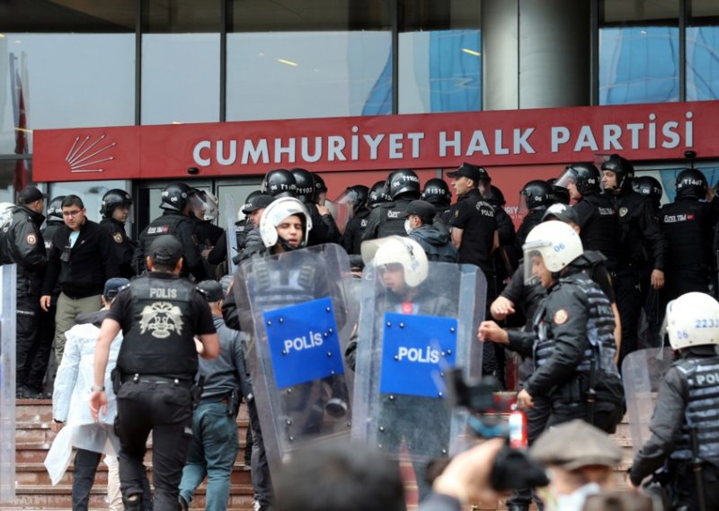 VIDEO Kaos u Turskoj: Turski policajci okupirali sjedište oporbene stranke