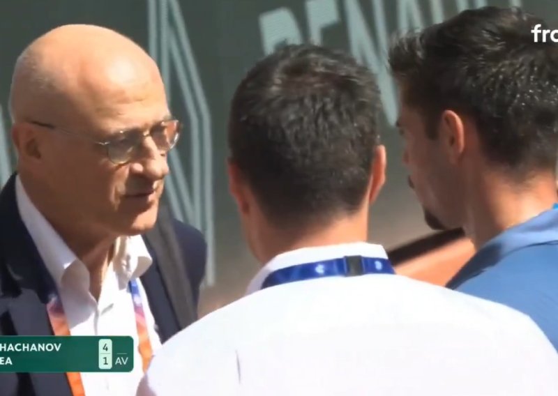 Pogledajte bizarne scene na Roland Garrosu: 'Imam proljev, čovječe, olakšat ću se tu na terenu...'