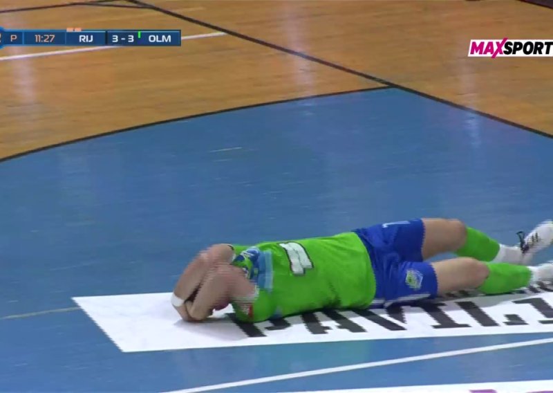 Skandal na finalu futsala u Rijeci: Pogledajte kako je nakon gola za 3:3 igrač Olmissuma pogođen u glavu