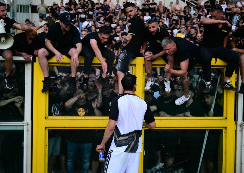 Kaos u Torinu, gradski derbi kasni zbog divljanja navijača: Puno ih je u bolnici, direktor Juventusa u šoku