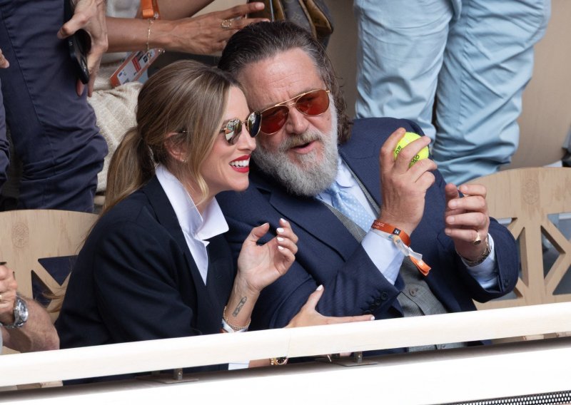 Zaljubljeni Russell Crowe privukao sve poglede u Parizu