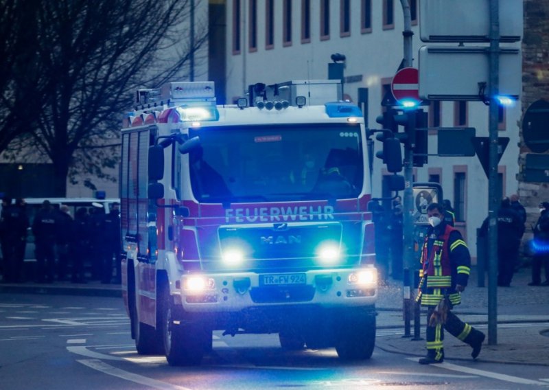 Izbio požar na teretnom brodu u Hamburgu: Osam osoba teško ozlijeđeno