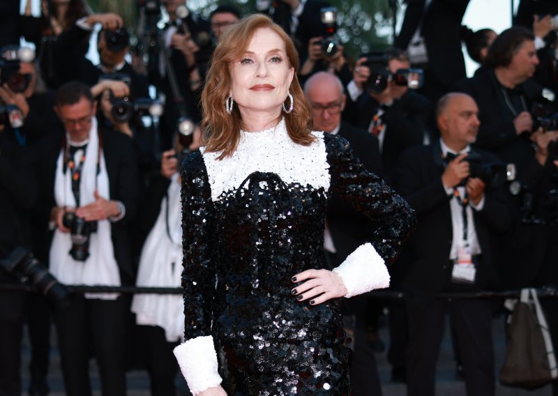 Ovako se odaje počast Barbri Streisand: Francuska diva briljirala u šljokicama