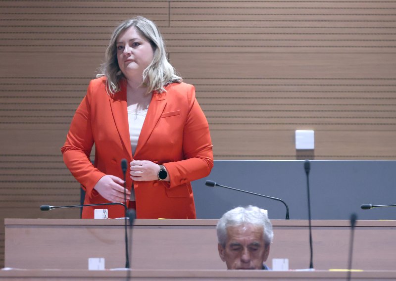 VIDEO Saborska zastupnica usred Zadra zaplesala užičko kolo i izazvala lavinu reakcija