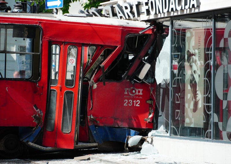 Tramvaj izletio iz tračnica i zabio se u zgradu u Beogradu: Više od 10 ozlijeđenih