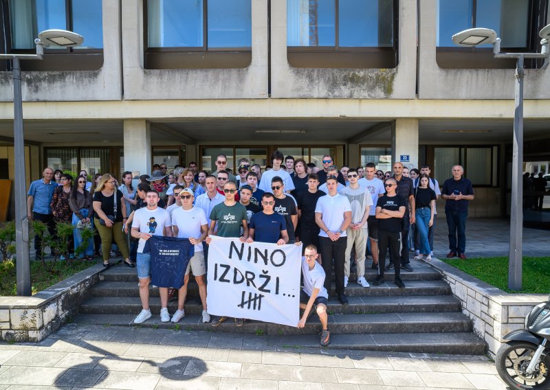 'Nino izdrži!': Maturanti prosvjedovali pred sudom zbog kolege pritvorenog nakon Norijade