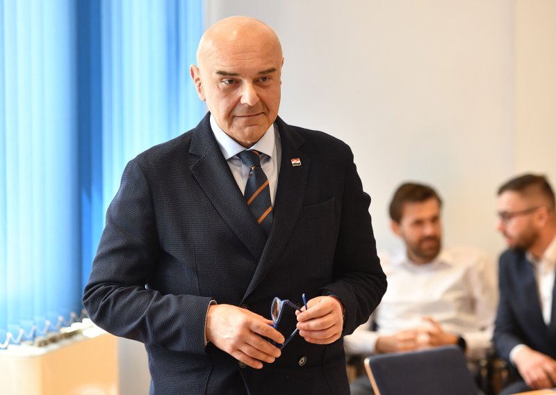 Ružić podijelio ugovore: Preko 22 milijuna za uključivanje 50 tisuća umirovljenika