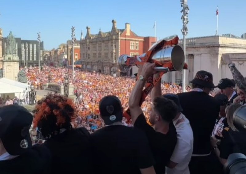 Hull u transu: Pogledajte lude scene s dočeka nakon što ih je Jakirović uveo u Premier ligu