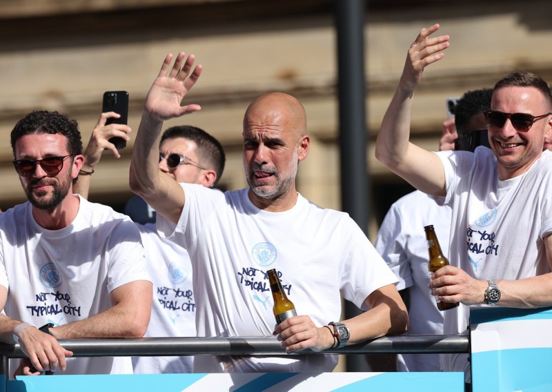 Dok se Guardiola opraštao, pozornicom šetao Bayernov trener. I Michael Jordan imao poruku