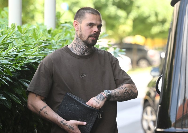 Dominik Kotarski ukrao show: Stigao u 'zvijeri' od 200.000 eura, a svi gledaju u njegov vrat