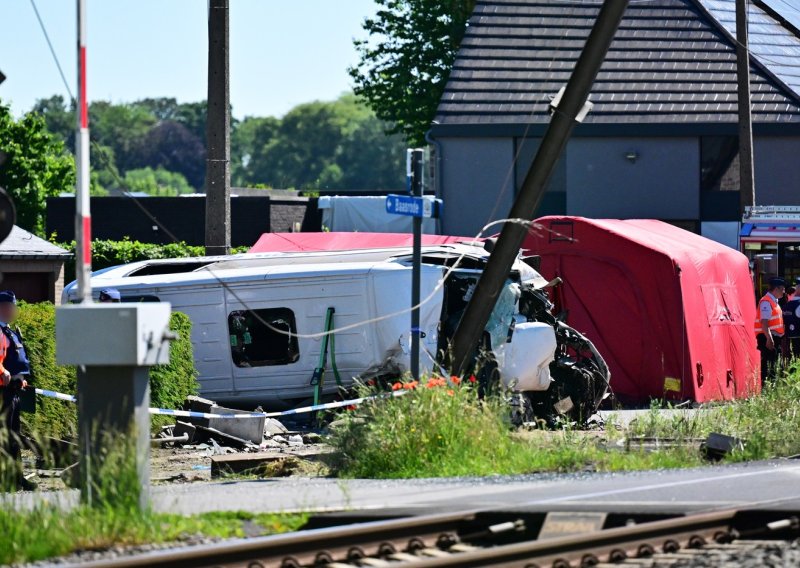 Stravična tragedija u Belgiji: Vlak se zabio u školski kombi pun djece, ima mrtvih