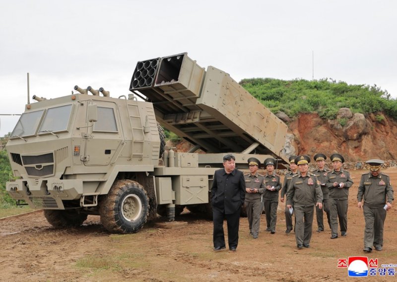 Kim nadzirao novo raketno testiranje: Sjeverna Koreja tvrdi da je ispalila projektil vođen umjetnom inteligencijom