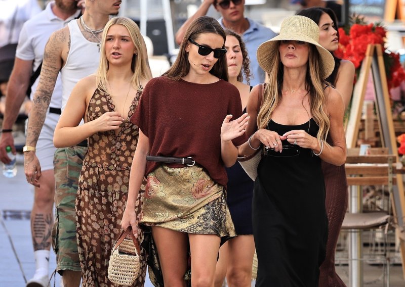 Harper Beckham posegnula u majčin ormar i na Ibizi nosila Victorijinu haljinu