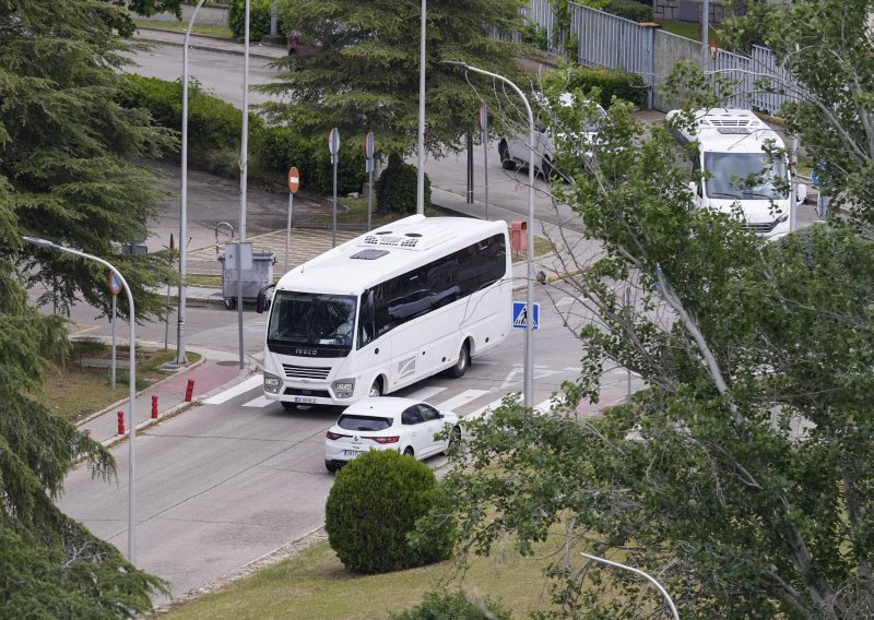 Autobus bez vozača krenuo na prvu vožnju pa se odmah sudario s tramvajem