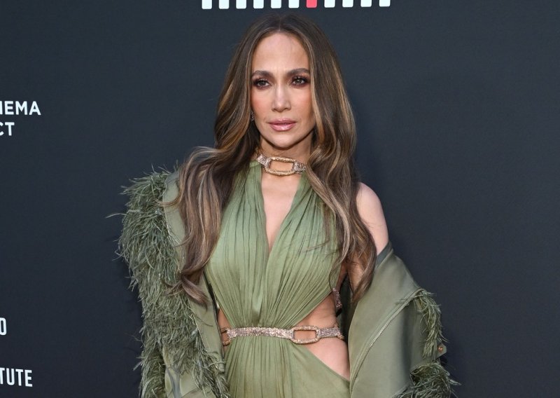 J.Lo posegnula za jednom od najodvažnijih haljina, ovi prorezi nisu za svakoga