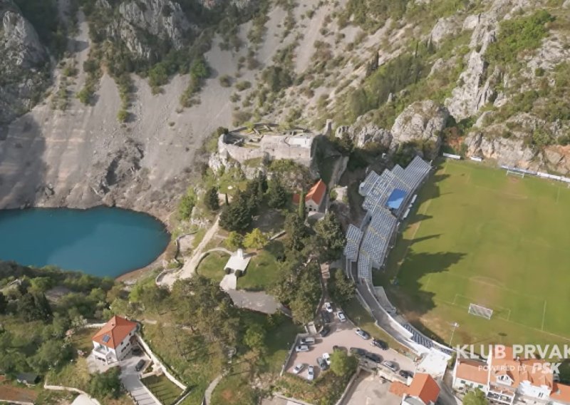 Iznad stadiona kuća Mate Parlova, pokraj stadiona Modro jezero. Ali priča o NK-u Imotski nije samo to...
