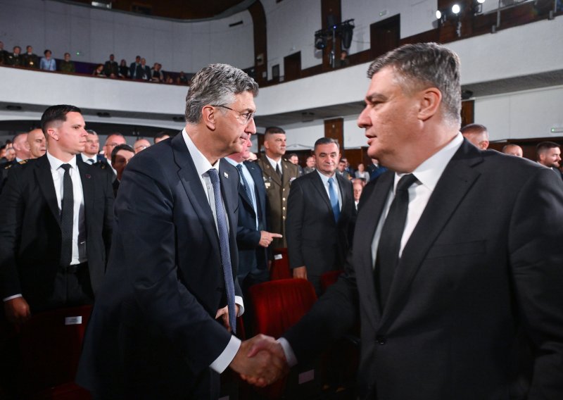 Plenković i Milanović oči u oči: Pogledajte kako je izgledao njihov susret na proslavi HV-a