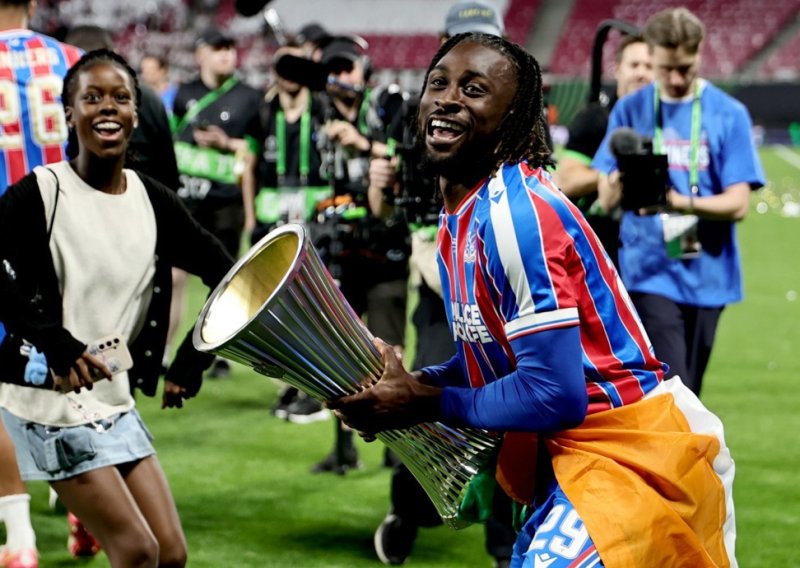 Ovo je prvi nogometaš u povijesti koji je osvojio dva europska trofeja u istoj sezoni