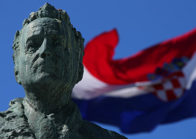 Ok, prošli smo sve dječje bolesti jedne države. Još je ostala sitnica koju nam je Franjo obećao