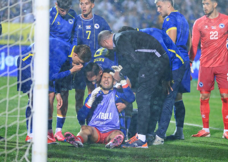Osman Hadžikić teško se ozlijedio! Umjesto debija teren je napustio na nosilima i upitan je za SP