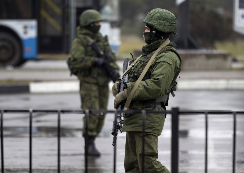 Ukrajinski graničari u okruženju ruskih vojnika
