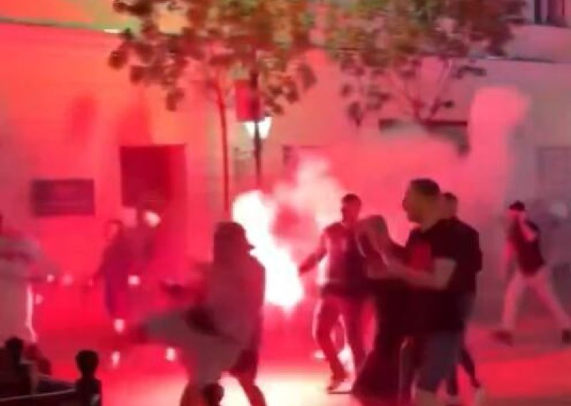 Pogledajte veliku tučnjavu u Budimpešti uoči finala Lige prvaka: Lete baklje, šake i stolice
