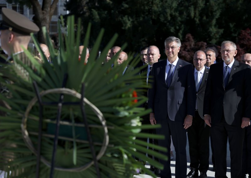 'Ne znam nijednu drugu zemlju u kojoj najviši dužnosnici ili oporba ne poštuju dan vlastite države'