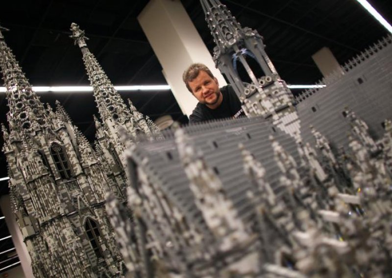Modelari sagradili kelnsku katedralu od Lego kockica