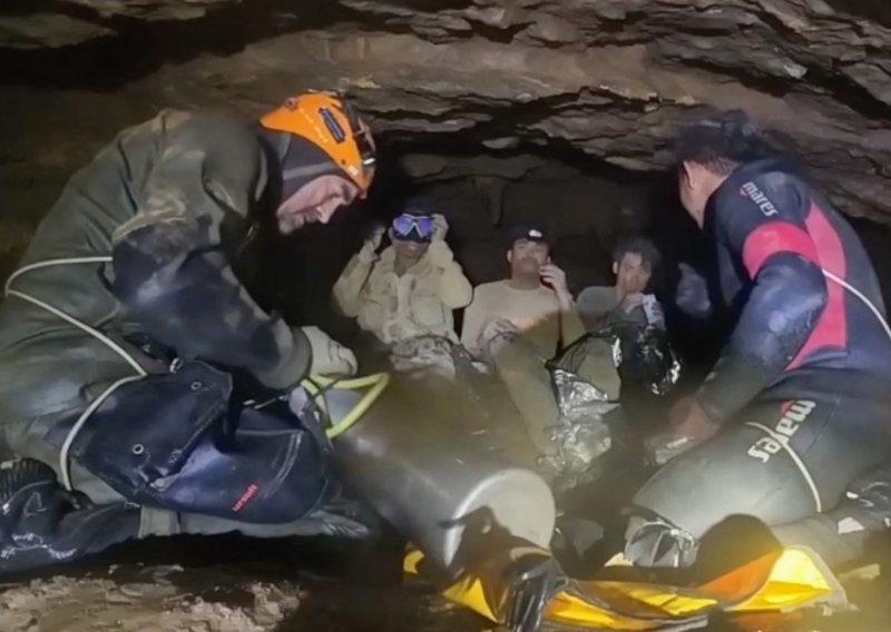 Iz poplavljene špilje u Laosu spašene četiri osobe, traga se za još dvoje