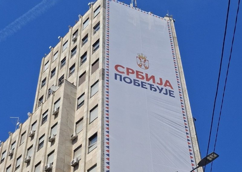 U Beogradu zakuhalo zbog bijelih čiopa: Za novi politički skandal kriv je billboard 'Srbija pobjeđuje'