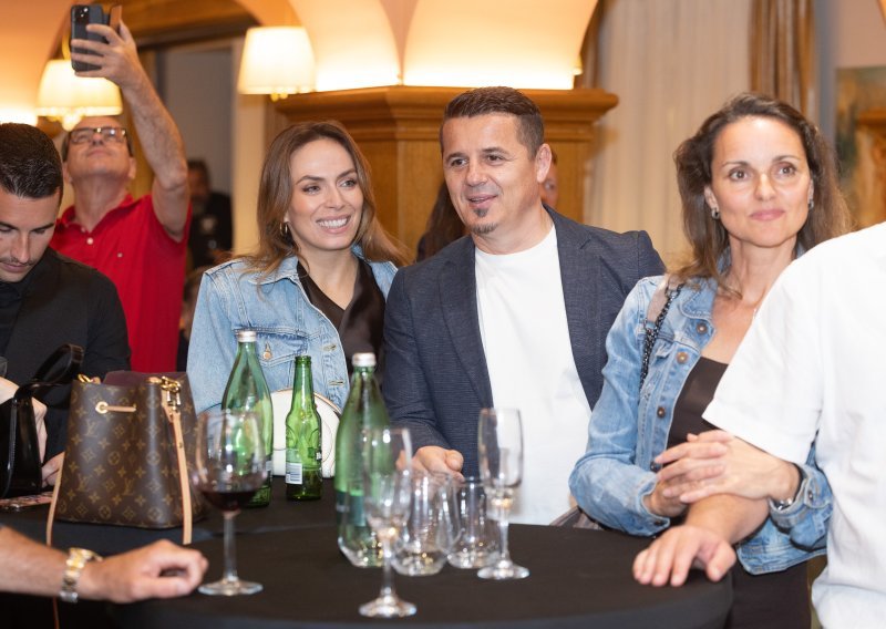 Promocija domaćeg pjevača privukla poznata lica, među njima i bračni par koji rijetko viđamo