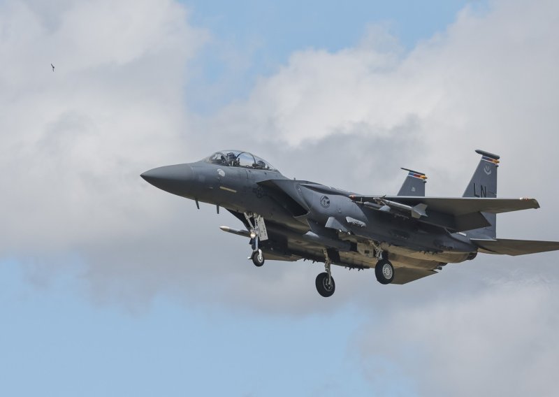 Šok za SAD: Američki F-15 iznad Irana srušen je kineskim projektilom ispaljenim s ramena?