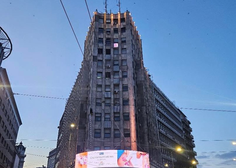 Skinut sporni transparent u Beogradu, a javio se i Vučić: 'Prvi put čujem da neke ptice žive u palači'